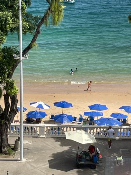 Zdjęcie 1: Quarto, sala, cozinha e banheiro - ar condicionado - 2 minutos da praia do Porto Da Barra - 303-46