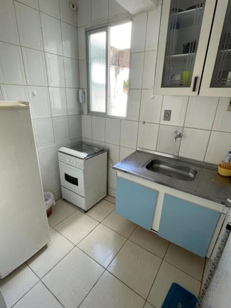 Zdjęcie 5: Quarto, sala, cozinha e banheiro - ar condicionado - 2 minutos da praia do Porto Da Barra - 303-46
