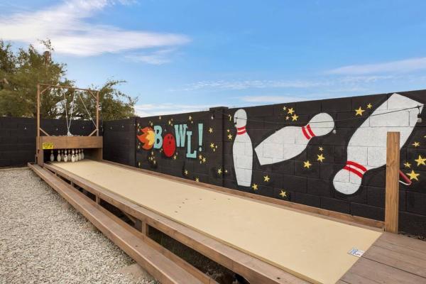 På billedet ses objektet Lux Fun Zone Home - Sleeps 16 beliggende i byen Mesa.