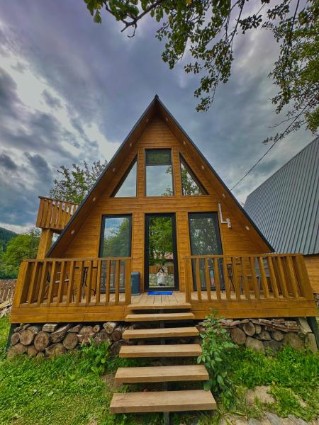 En la foto se muestra el objeto Garden Cottages ubicado en la ciudad de Mestia.