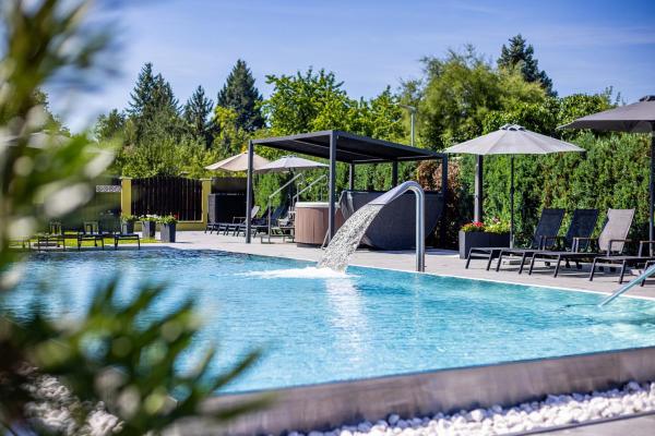 En la foto se muestra el objeto Hotel Aura Design & Garden Pool ubicado en la ciudad de Hovorčovice.