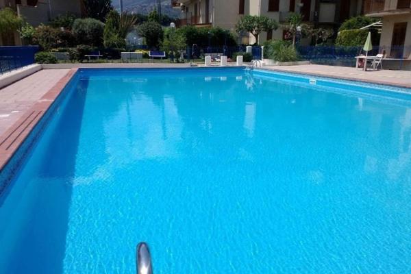 På billedet ses objektet Appartamento incantevole con piscina condivisa beliggende i byen Campogrande.