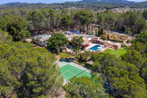 A la foto es mostra l'objecte Villa Sa Tanca IBIZA located PUIG D'EN VAll, 6B , Pool , Tennis situat a la ciutat de Montecristo.