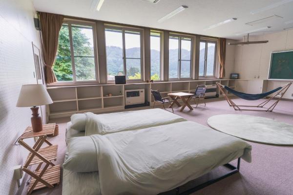 写真にはSetana市にあるペコレラ学舎 Pekolela YAKUMOが写っています。