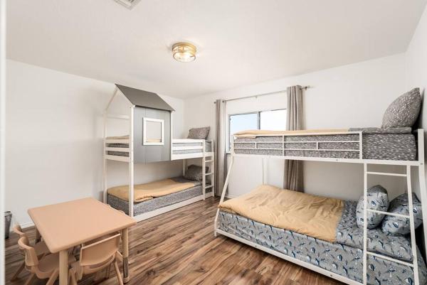 A la foto es mostra l'objecte Spacious 4BR w Game Room - 15 min to Seaworld situat a la ciutat de Von Ormy.