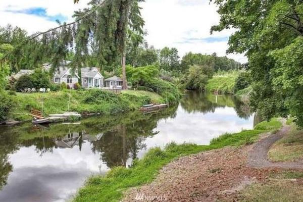 Na foto é possível ver o objeto Bothell River house localizado na cidade de Bothell.