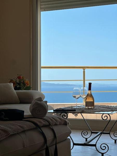 Na fotografii je vidět objekt 85m2 Stunning Sunset Couple Apartment nacházející se ve městě Gjashtë.