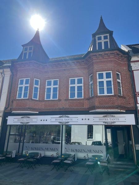 The photo shows the Hotel Tante located in the city of Lemvig.