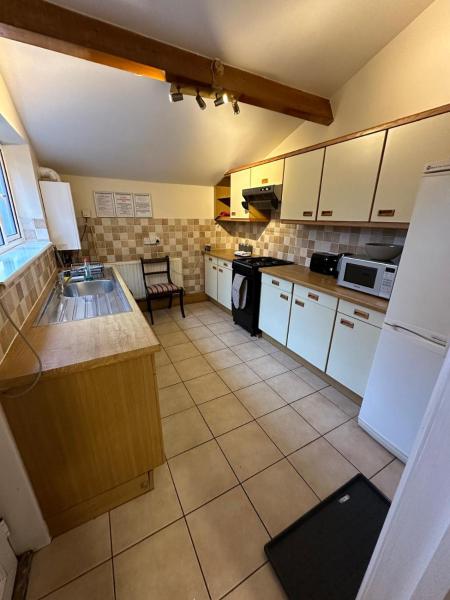 A la foto es mostra l'objecte Large 6 Bedroom House In The Centre with lots of road parking situat a la ciutat de Frithville.