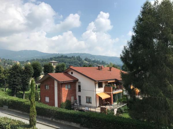 Na fotografii je vidět objekt Monolocale a Torre Pellice nacházející se ve městě Rorá.