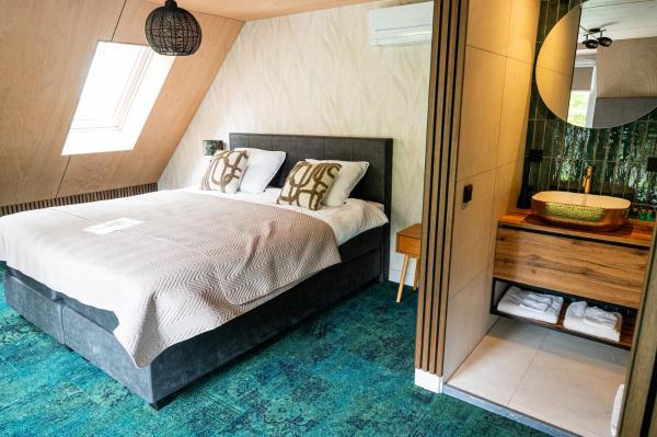 The photo shows the Boetiekhotel Het Huis located in the city of Fluitenberg.