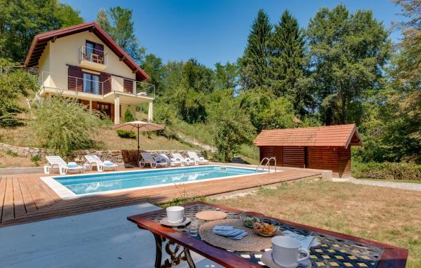 Na zdjęciu widoczny jest obiekt 2 Bedroom Nice Home In Koranski Brijeg położony w mieście Tušilović.