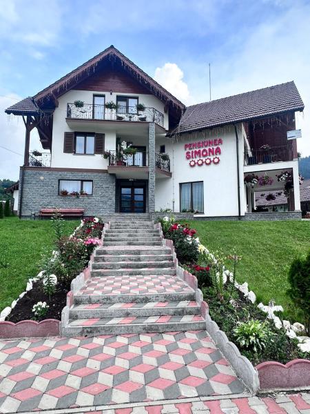 På billedet ses objektet Pensiunea Simona beliggende i byen Rodna.