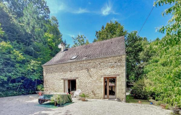 A la foto es mostra l'objecte Lovely Home In Paulin With Kitchen situat a la ciutat de Archignac.