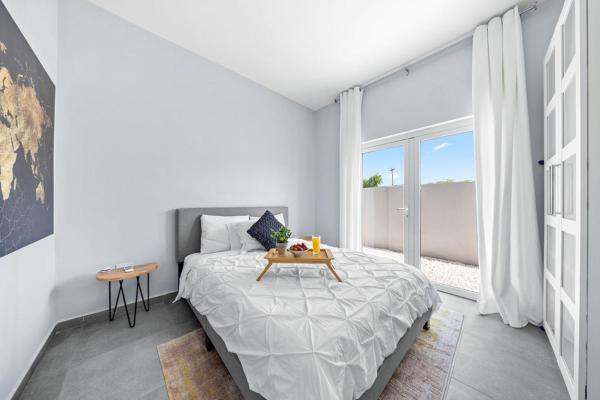 照片显示了位于Palm-Eagle Beach市的Elegant 1br Retreat Wpool & Bbq By Lucha物件。