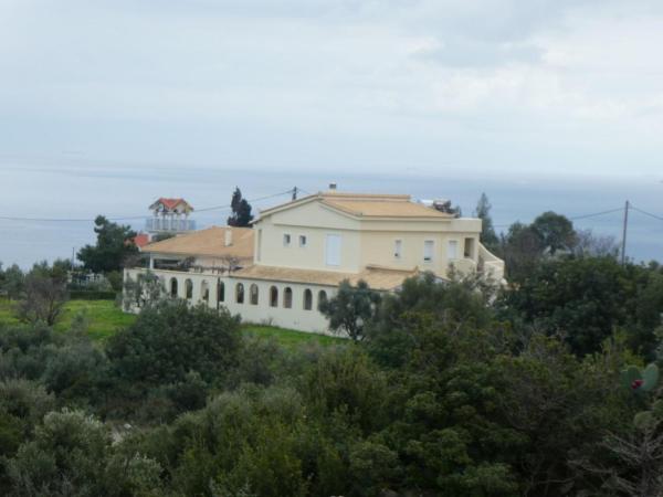 The photo shows the Kallista Livadakia located in the city of Livadhákia.