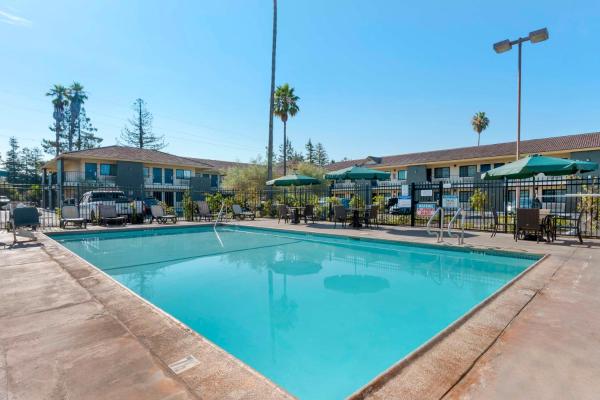På billedet ses objektet Sonoma Winegrower's Inn beliggende i byen Rohnert Park.