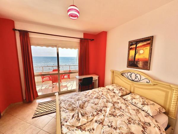Na fotografii je vidět objekt Beachfront Apartment with Stunning Sea Views nacházející se ve městě Durrës.