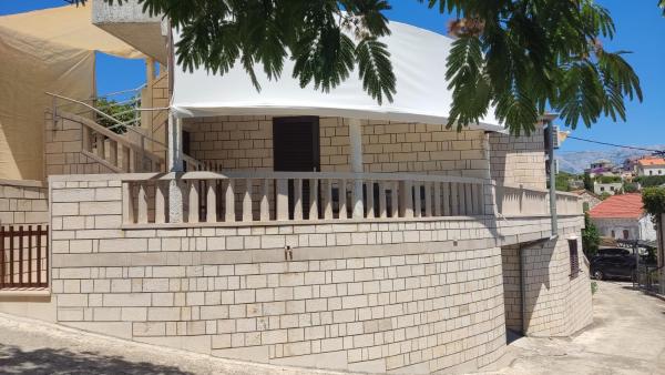 A la foto es mostra l'objecte Apartments by the sea Sumartin, Brac - 2951 situat a la ciutat de Sumartin.