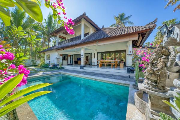 写真にはCulik市にあるVilla Cendana - Amed 2BR Private Pool Villaが写っています。