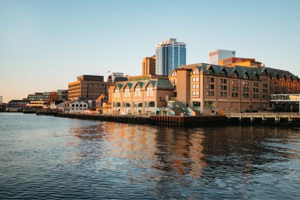 Na zdjęciu widoczny jest obiekt Halifax Marriott Harbourfront Hotel położony w mieście Halifax.