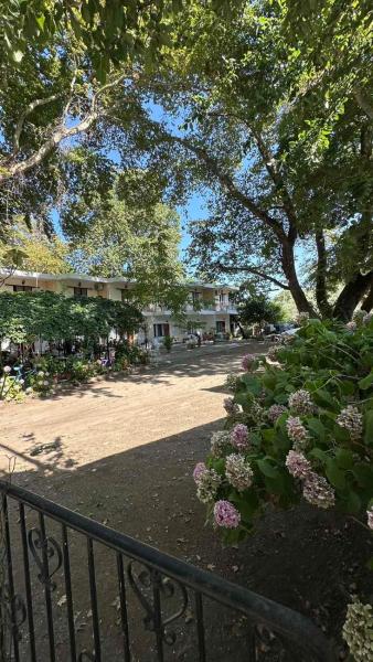 A la foto es mostra l'objecte Villa ΝOSTALGΙΑ situat a la ciutat de Karítsa.