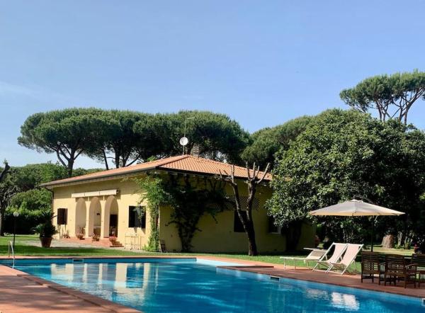Na fotografii je vidět objekt Villa Pratoverde con piscina nacházející se ve městě Cinquale.