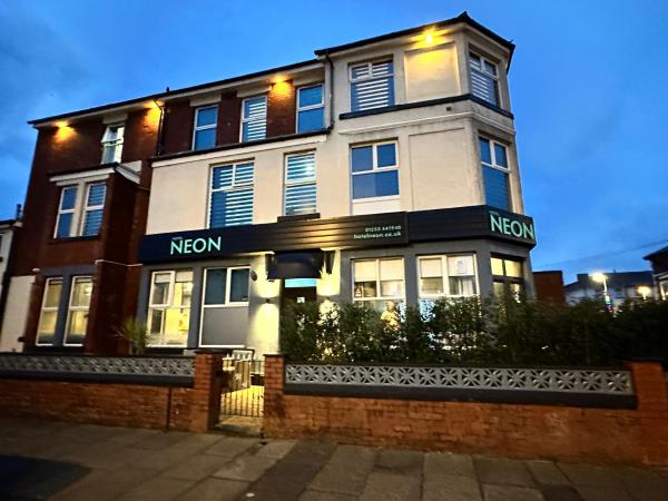 På billedet ses objektet Hotel Neon beliggende i byen Blackpool.