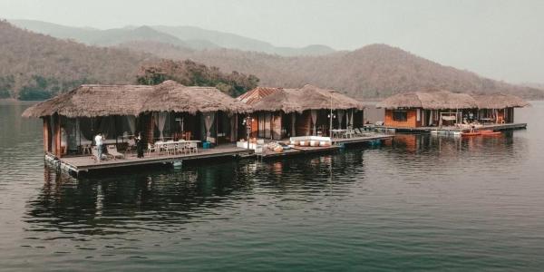 På billedet ses objektet Velaloy Floating Resort beliggende i byen Ban Na Meng (1).