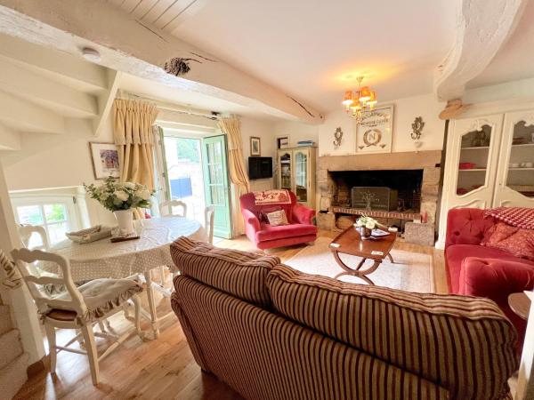 La Petite Madeleine Is A Charming 2 Bedroom Pet Friendly Gite Situated On Dinan Port - Dinan