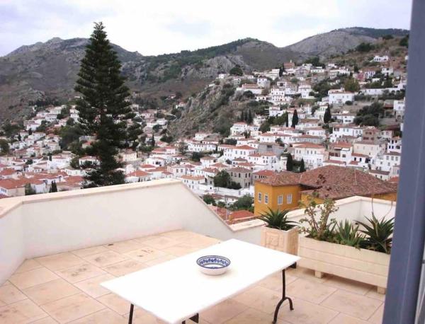 Na zdjęciu widoczny jest obiekt Cheerful 2-bedroom villa with gorgeous terraces położony w mieście Hydra.