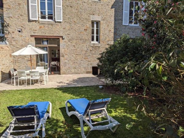 A la foto es mostra l'objecte Grande maison de ville avec jardin - Baie du Mont St Michel situat a la ciutat de Avranches.