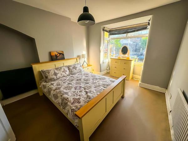 På billedet ses objektet Room in a house share - Kingsized room 25 min away from Central London beliggende i byen Surbiton.