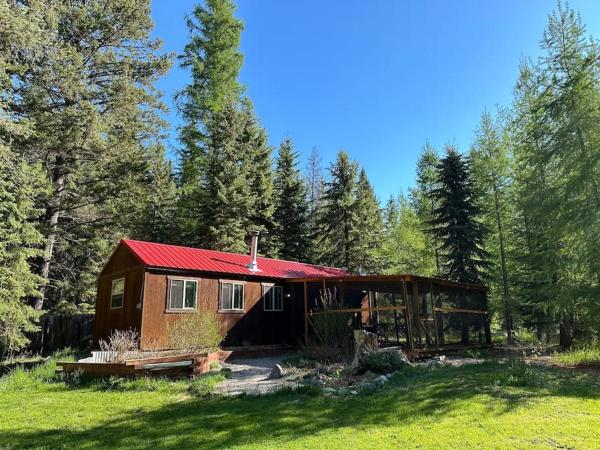 Na fotografii je vidět objekt Whitefish Cabin nacházející se ve městě Whitefish.