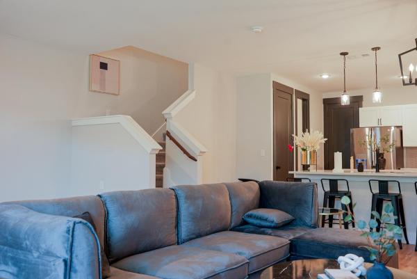 Loop, New Luxurious Large 3BR House, Sleeps 9 with Free Parking photo 7