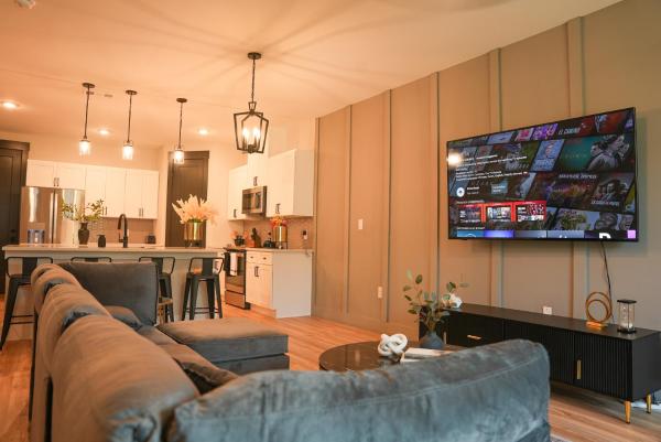 Loop, New Luxurious Large 3BR House, Sleeps 9 with Free Parking photo 2