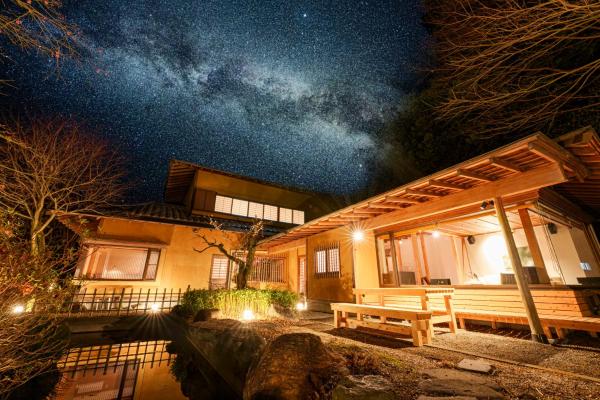 The photo shows the けやき坂 located in the city of Ogi.