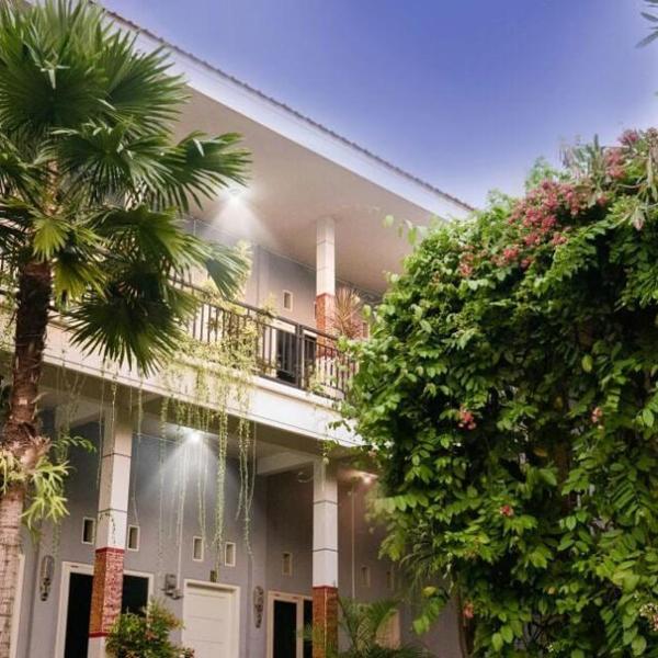 The photo shows the Clover Homestay located in the city of Pesisir.