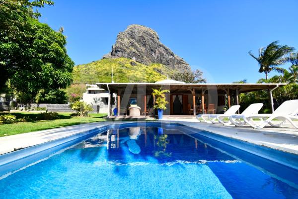 The photo shows the Villa Alira located in the city of Le Morne.