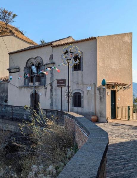 På billedet ses objektet Casa storica Bifora beliggende i byen Casalvecchio Siculo.