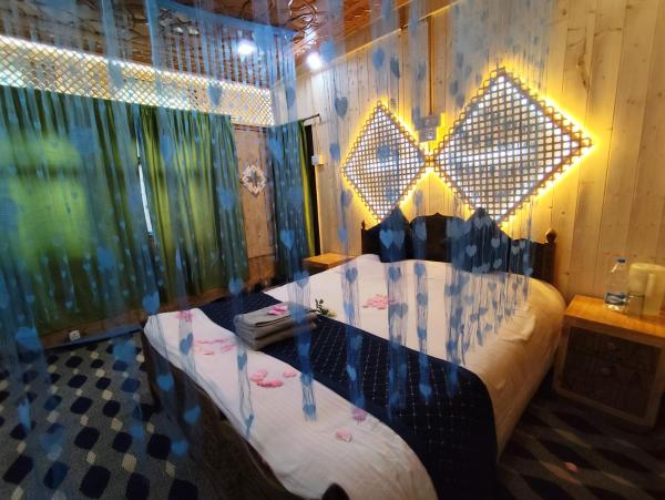 A la foto es mostra l'objecte Houseboat New Shamus Maqbool situat a la ciutat de Srinagar.