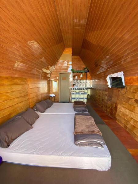 A la foto es mostra l'objecte Home Ariksa Cabin situat a la ciutat de Dieng.