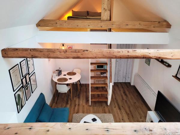 Na zdjęciu widoczny jest obiekt Modernes 1-Zimmer-Apartment mit Galerie-Schlafkoje im skandinavischen Stil położony w mieście Rott.