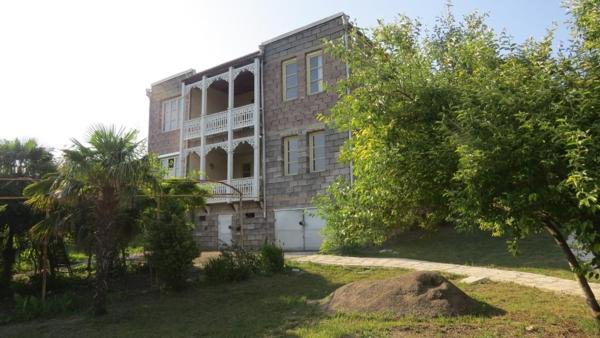 The photo shows the Kutaisi Countryside Guesthouse and Winery located in the city of Tkibulges.