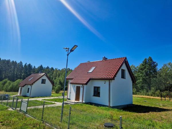 Na zdjęciu widoczny jest obiekt Leśne Domowisko położony w mieście Cieszyno.