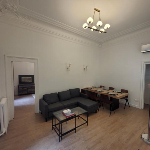 Bel appartement Champs Elysées avec 2 chambres, Paris