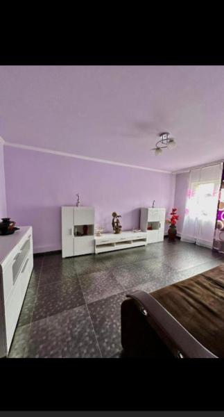 Na zdjęciu widoczny jest obiekt Apartament położony w mieście Glimboca.