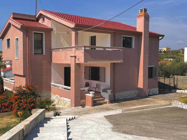 A la foto es mostra l'objecte Shijak Villa Z situat a la ciutat de Sukth.