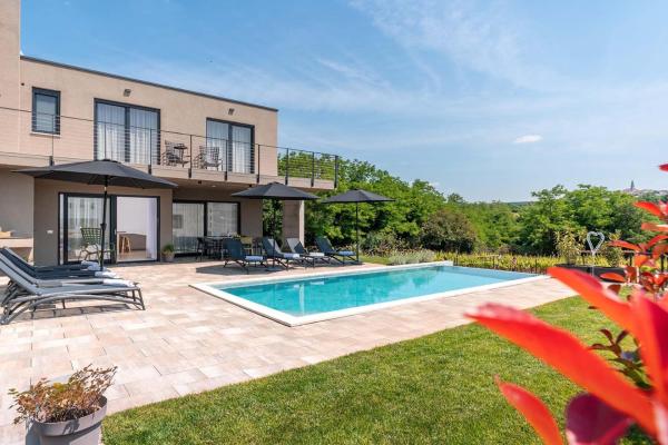 Na zdjęciu widoczny jest obiekt Villa Perlin położony w mieście Kolumbera.
