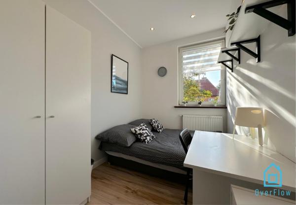 写真にはZaspa市にあるBatory Room - Peaceful Retreat, 10 Minutes to Gdańsk Old Town & Seasideが写っています。